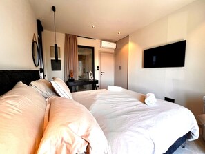 3 makuuhuonetta, työpöytä, silitysrauta/-lauta, vauvan matkasänky