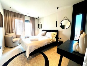 3 habitaciones, escritorio y tabla de planchar con plancha 