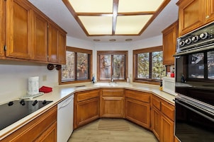 Signature House, 3 Bedrooms, Non Smoking, Balcony | Private kitchen | Mini-fridge, microwave, oven, stovetop