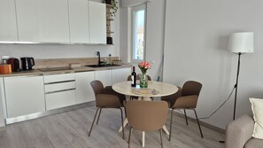 Kühlschrank, Herdplatte, Geschirrspüler