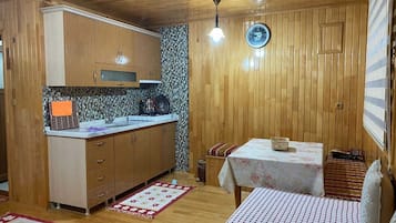 Apartamento família, vista para a montanha | Cozinha privada | Frigobar, cooktop, talheres/pratos/utensílios de cozinha