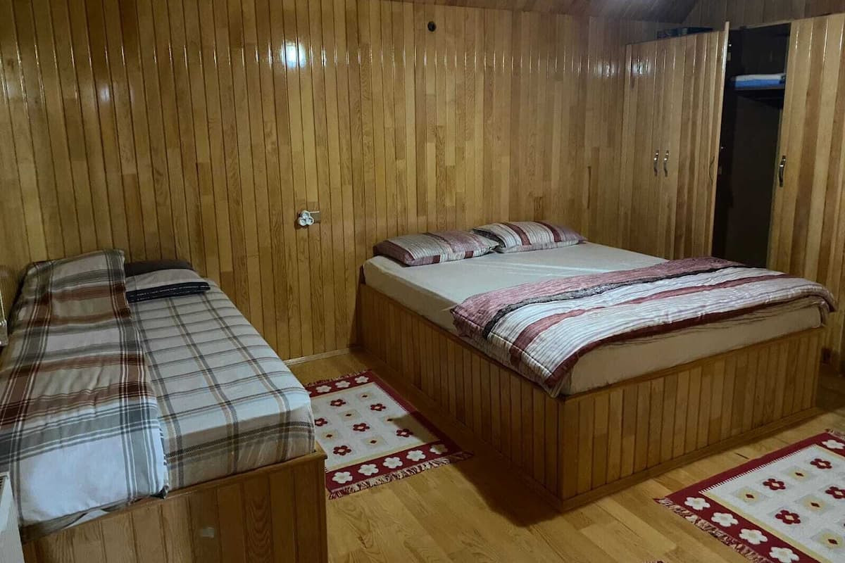 Family Apartment, Mountain View | 1 bedroom, laptop workspace, blackout drapes, iron/ironing board