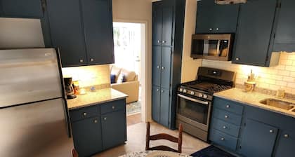 Charming 2-bedroom cottage close to I26 and I95; 1 hr from Charleston