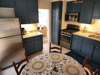 Charming 2-bedroom cottage close to I26 and I95; 1 hr from Charleston