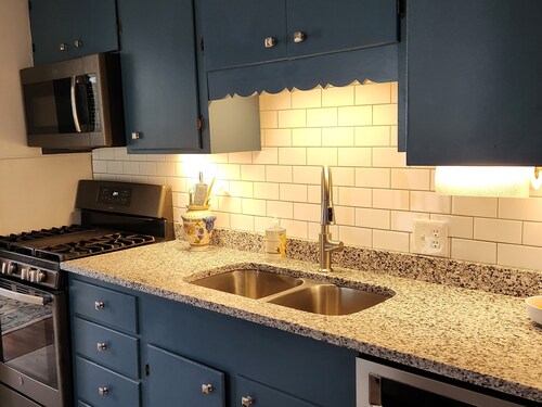 Charming 2-bedroom cottage close to I26 and I95; 1 hr from Charleston