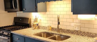 Charming 2-bedroom cottage close to I26 and I95; 1 hr from Charleston