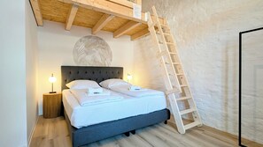 Luxury Loft, 3 Bedrooms, Roll-in Shower, Balcony