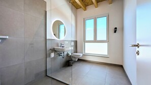 Penthouse Luxe, 3 chambres, terrasse, vue ville | Salle de bain | Douche, articles de toilette gratuits, sèche-cheveux