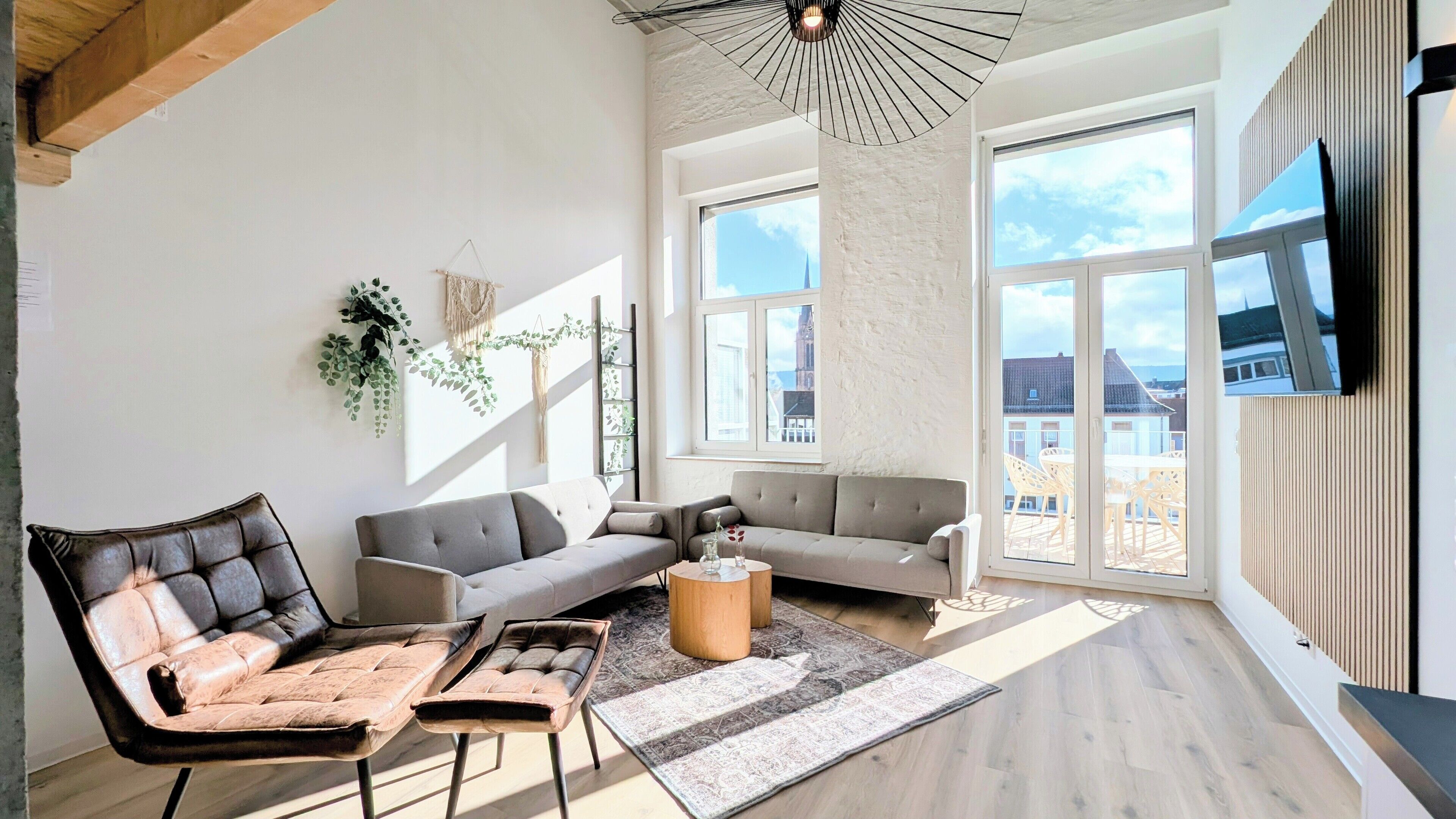 Luksusleilighet, 1 soverom, balkong, byutsikt | Oppholdsområde | En 65-tommers smart-TV med kabel-kanaler samt strømmetjenester