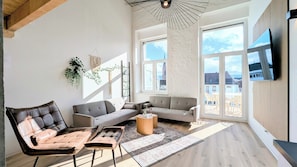 Apartamento de lujo, 1 habitación, balcón, vistas a la ciudad | Zona de estar | Smart TV de 65 pulgadas con canales por cable, servicios de streaming