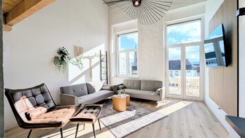 Apartamento de lujo, 1 habitación, balcón, vistas a la ciudad | Zona de estar | Smart TV de 65 pulgadas con canales por cable, servicios de streaming
