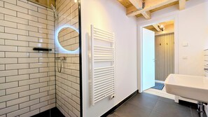 Regadera, amenidades de baño gratuitas, secadora de cabello