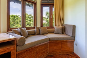 Rom – premium | Skrivebord, skrivebord for bærbar PC, wi-fi (inkludert) og sengetøy