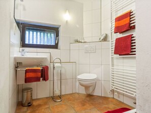 House | Bathroom - 1-bedroom Farmhouse (Langlingen)