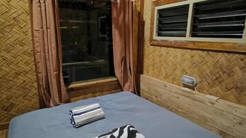Traditional Cabin, 1 Queen Bed, Beach View | Bed sheets