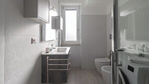 Dusj, hårføner, bidé og håndklær