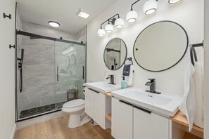 Douche, sèche-cheveux, serviettes fournies, savon
