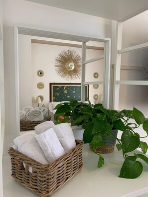 디럭스 더블룸, 발코니, 시내 전망 | 암막 커튼, 다리미/다리미판, 무료 WiFi