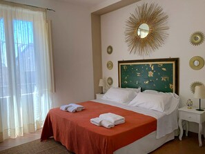 디럭스 더블룸, 발코니, 시내 전망 | 암막 커튼, 다리미/다리미판, 무료 WiFi