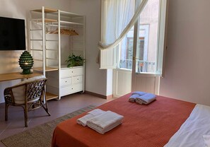 Deluxe-Doppelzimmer, Balkon, Stadtblick | Verdunkelungsvorhänge, Bügeleisen/Bügelbrett, kostenloses WLAN