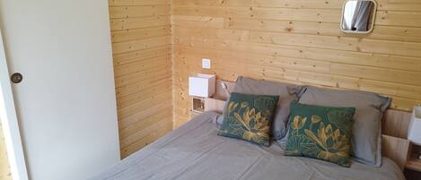 1 habitación, escritorio, wifi gratis y ropa de cama