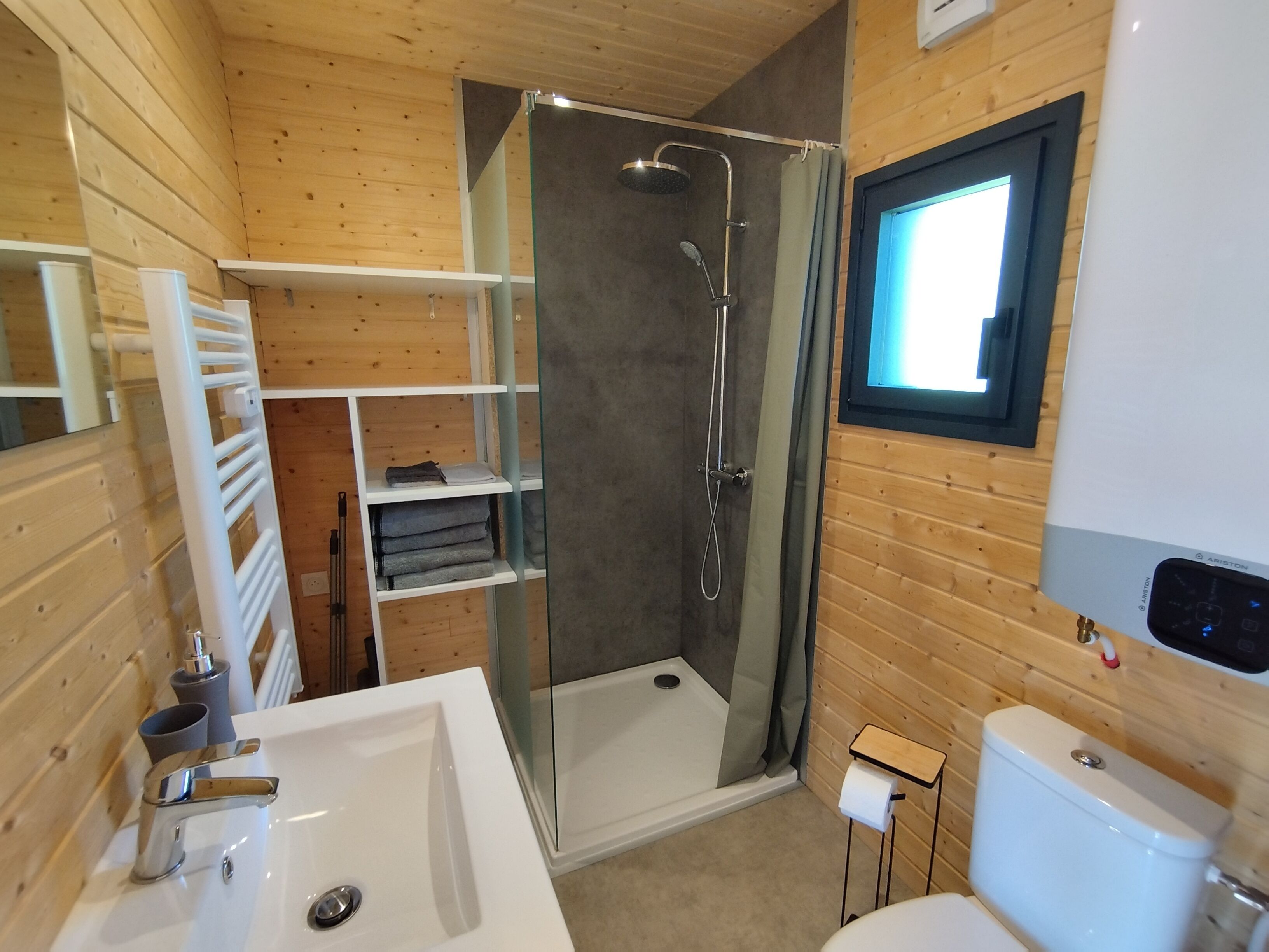 シャワー、ヘアドライヤー、タオル、トイレットペーパー