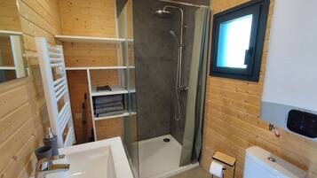 シャワー、ヘアドライヤー、タオル、トイレットペーパー