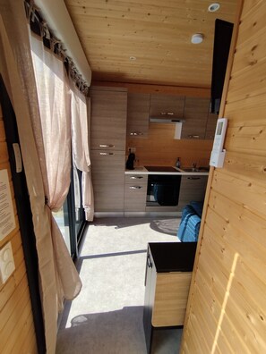 Een koelkast, een microgolfoven, een oven, een kookplaat