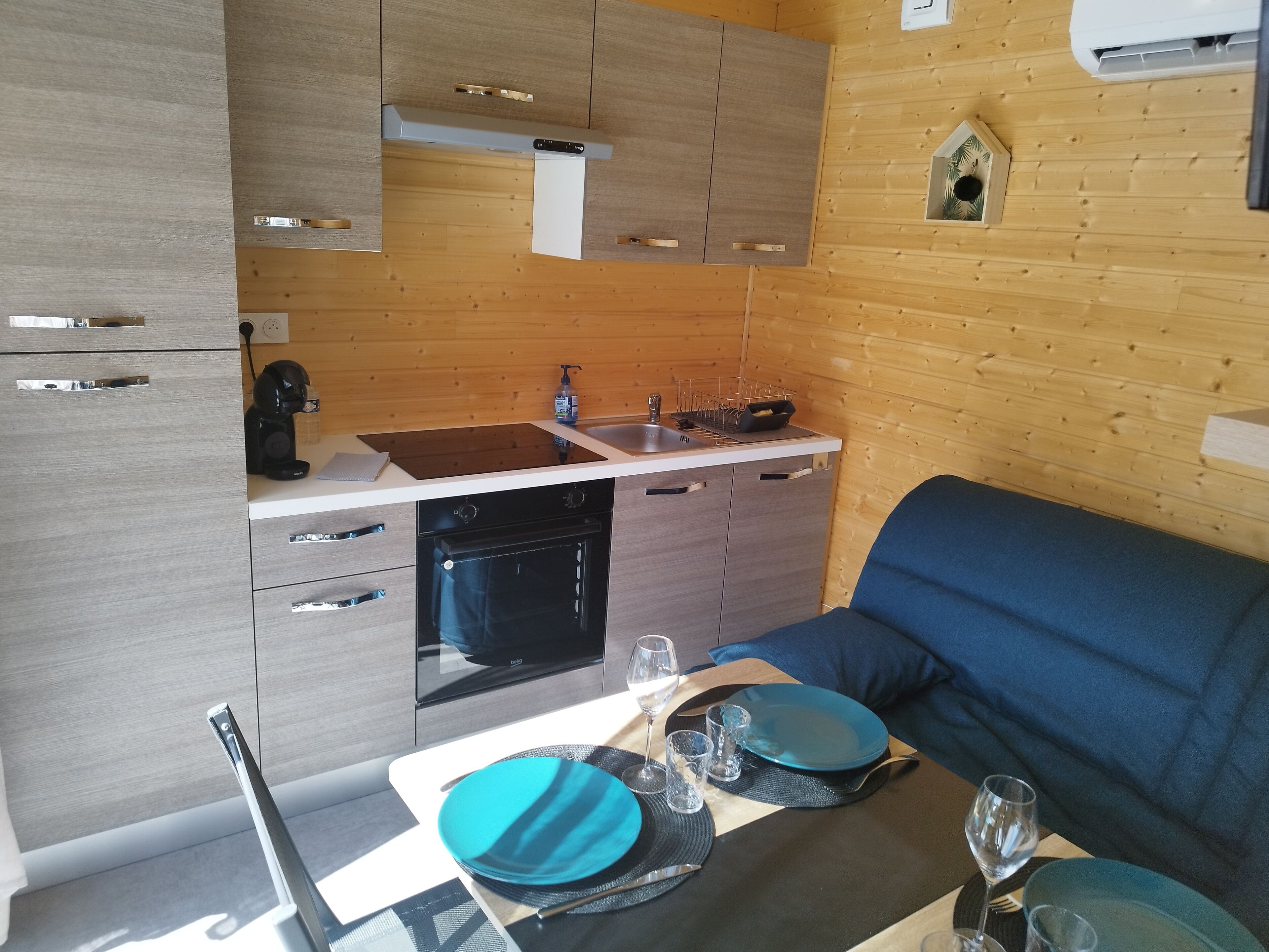 Frigorífico, microondas, horno y placa de cocina