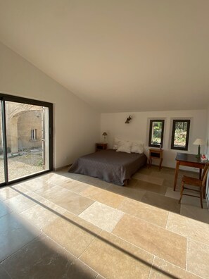 6 habitaciones, escritorio y tabla de planchar con plancha 