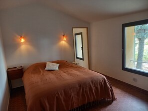 6 habitaciones, escritorio y tabla de planchar con plancha