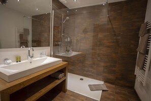 Apartment | Bathroom | Hair dryer, towels