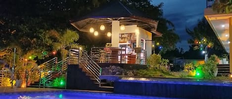 Una piscina al aire libre