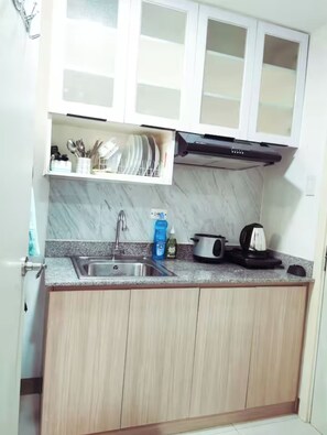 Oven, stovetop - Luxe Living w/ a panoramic view, Netflix, fast net and near to SM South Mall (Las Piñas)