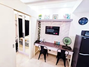 1 bedroom, iron/ironing board, WiFi - Luxe Living w/ a panoramic view, Netflix, fast net and near to SM South Mall (Las Piñas)