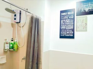 Shower, hair dryer, bidet, towels - Luxe Living w/ a panoramic view, Netflix, fast net and near to SM South Mall (Las Piñas)