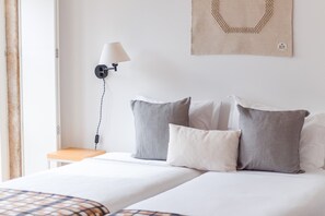 1 chambre, fer et planche à repasser