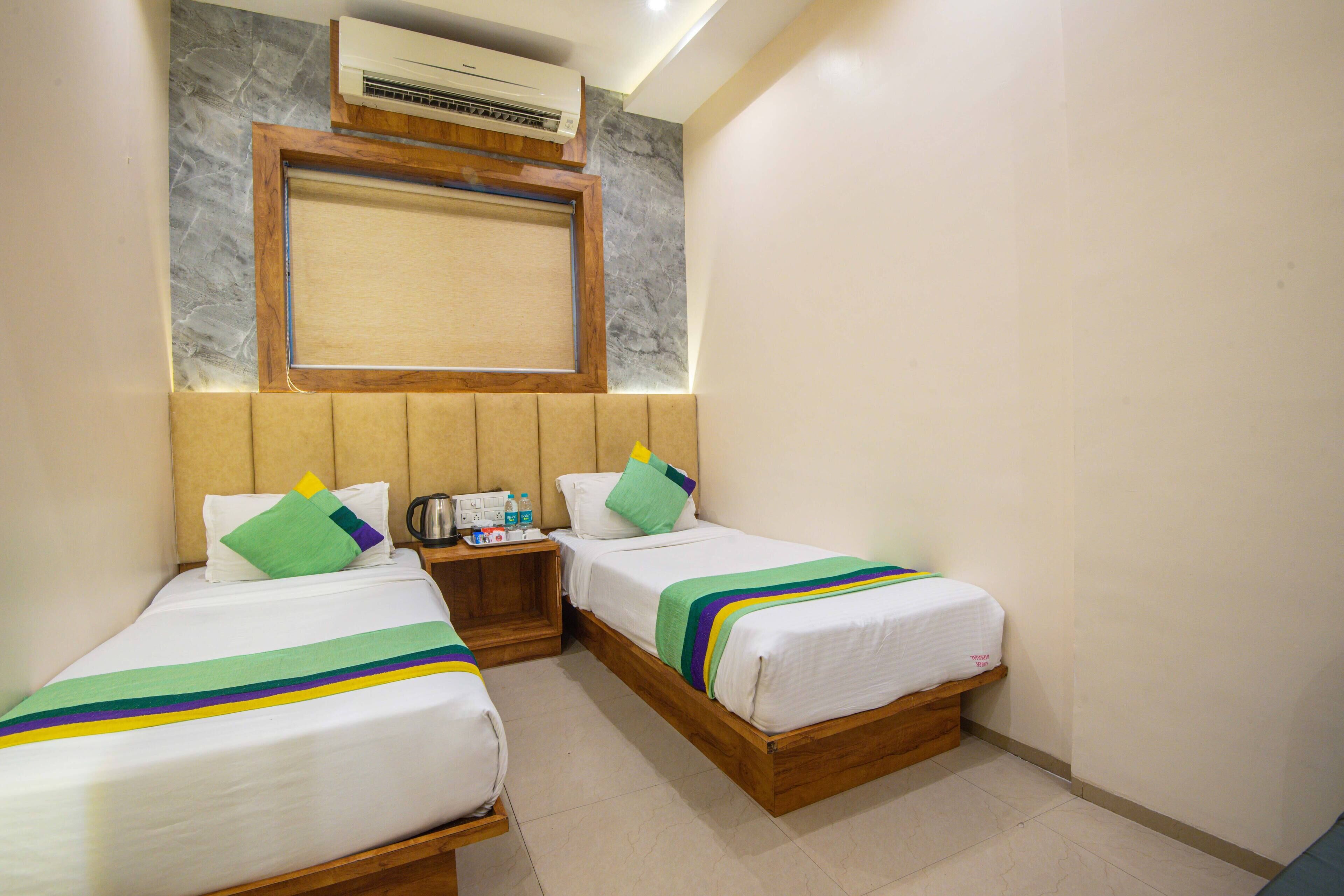 Escritorio, espacio para trabajar con laptop y wifi gratis 