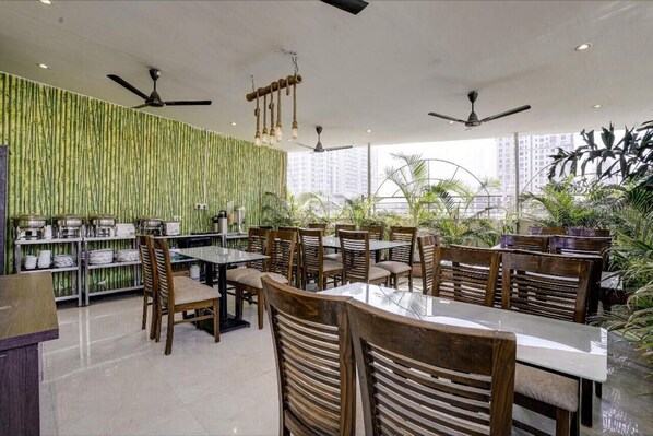 Desk, laptop workspace, free WiFi - Hotel Skylink Hospitality (Mumbai)