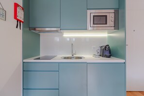 Apartment | Private kitchen - Modern Studio in Porto With Balcony (Porto)