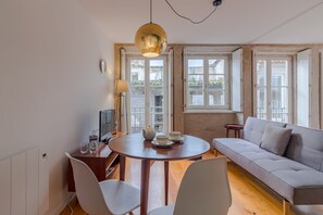 Apartment | Dining - Modern Studio in Porto With Balcony (Porto)