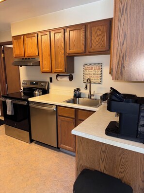 Een microgolfoven, een oven, een kookplaat, een vaatwasser