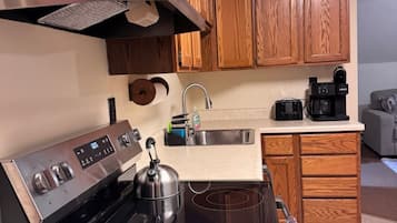 Microondas, horno, placa de cocina y lavavajillas