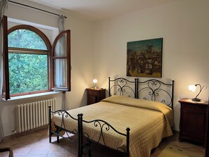 3 chambres, bureau, fer et planche à repasser, lit parapluie