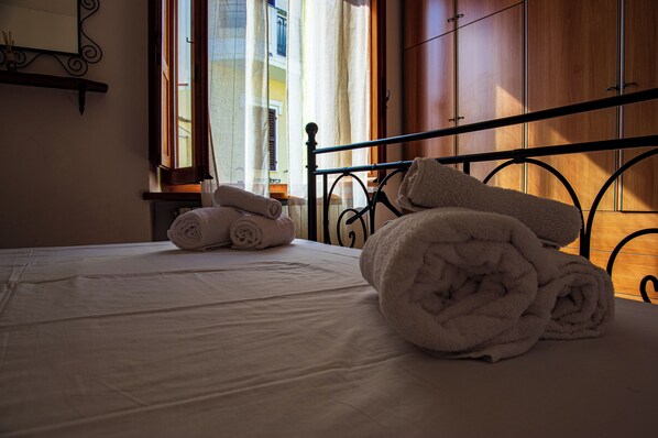 1 bedroom, bed sheets
