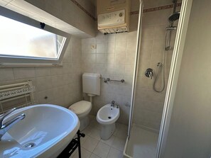 Dusche, Haartrockner, Bidet, Handtücher
