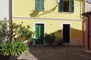 Stroll through this charming courtyard, surrounded by lush greenery and classic architecture.