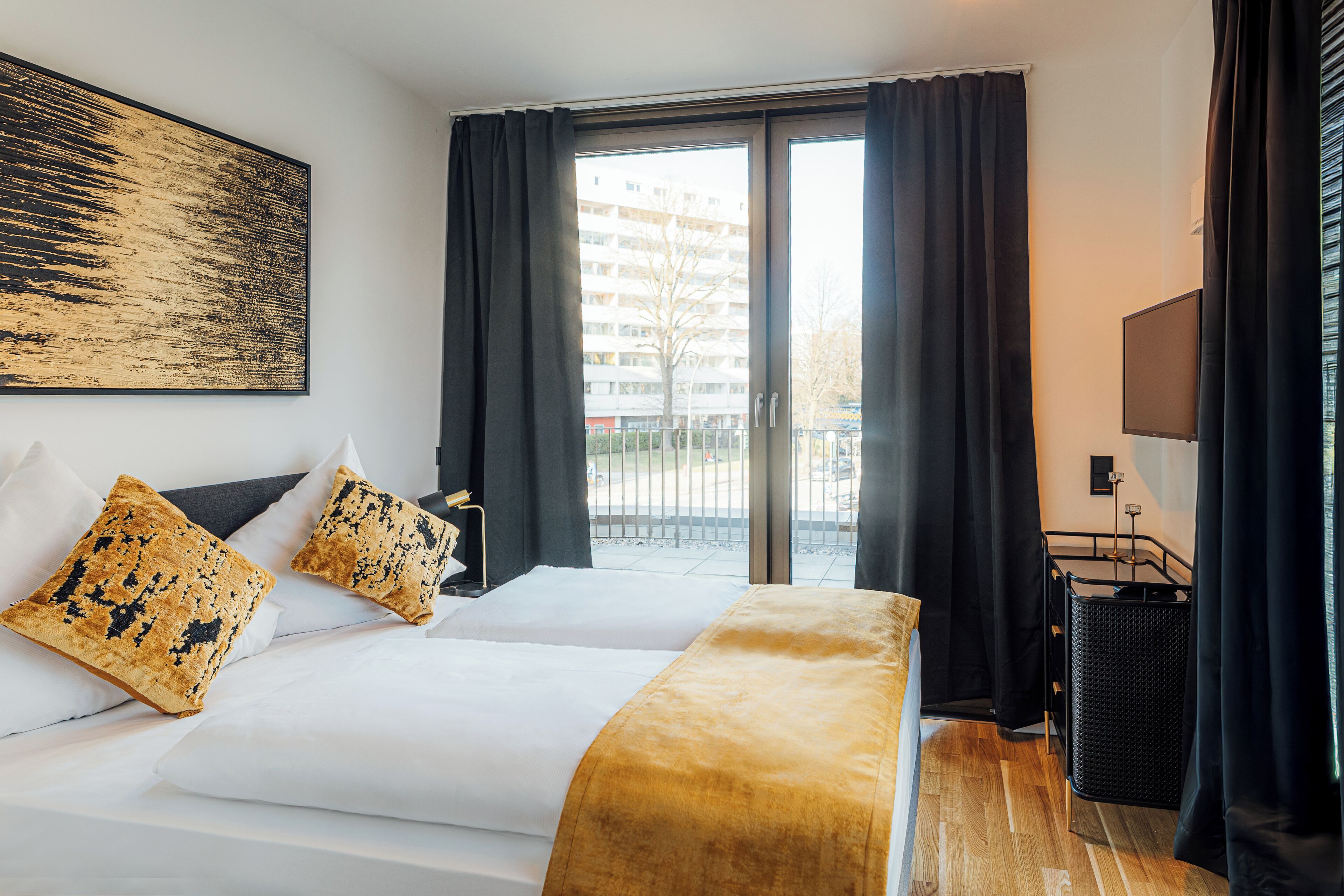 Skrivebord, skrivebord for bærbar PC og wi-fi (inkludert)