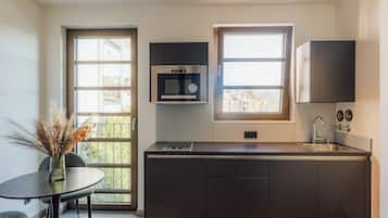 Refrigerador con freezer, microondas, horno, placa de cocina