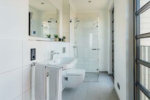 Towels, soap, shampoo, toilet paper - Urban Heaven Aparthotel (Hamburg)